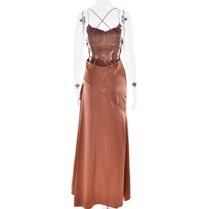 Détail d'une robe de soirée en satin marron avec dos nu et lacets croisés sophistiqués