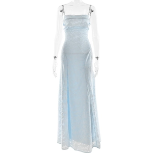 Robe longue élégante en dentelle bleu clair avec fines bretelles et fente latérale