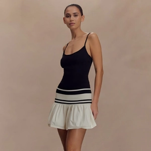 Robe courte bustier chic noir et blanc avec coupe moulante et jupe à volants élégante
