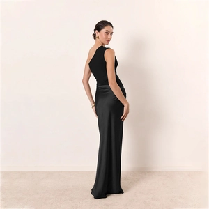 Elegante abito lungo monospalla in raso nero con vestibilità slim per occasioni formali
