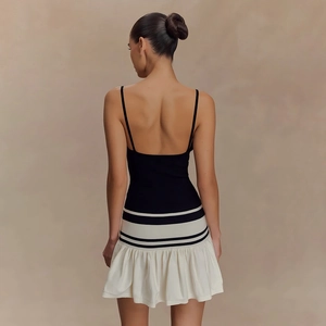 Robe moulante dos nu avec volants contrastés et rayures noires pour un look d'été tendance