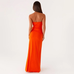 Détail du plissé élégant au dos de cette robe longue bustier orange vif ajustée
