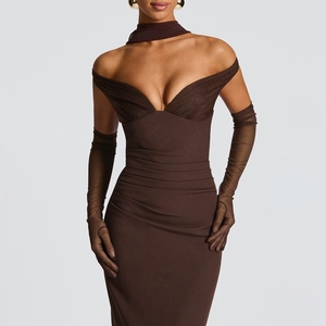 Détails de robe moulante marron foncé en tulle avec gants et tour de cou assortis