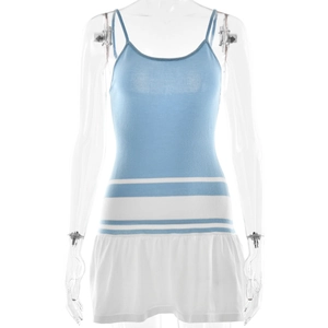 Robe moulante été bleue et blanche à fines bretelles et ourlet à volants chic