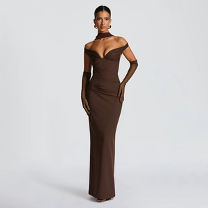Robe de soirée élégante marron foncé avec maille, bustier moulante et gants assortis