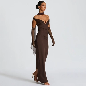Détail d'une robe moulante marron foncé avec fente latérale et accessoires en résille