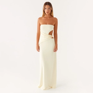Robe maxi ivoire bustier élégante avec découpe latérale et détail fleur dorée
