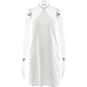 Robe mini licou en satin blanc élégante avec coupe moulante et dos nu chic
