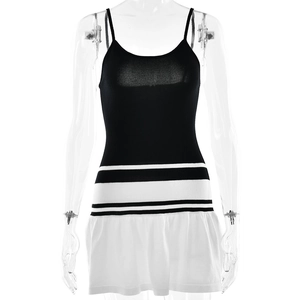 Robe courte sexy noir et blanc avec taille rayée et détails d'ourlets à volants