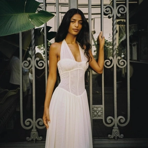 Elegant white halter neck V-neck maxi dress with pleated details and slim waist design