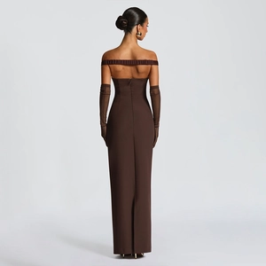 Détail du dos d'une robe longue bustier marron moulante avec gants en tulle assortis