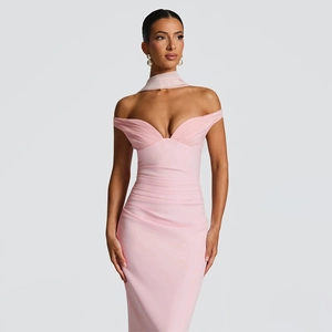 Détail de la texture froncée élégante et du col en V sur cette robe de soirée rose chic