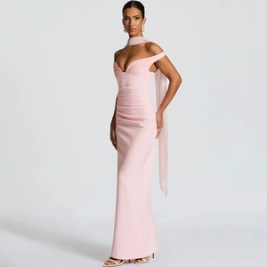 Détail d'une robe de soirée rose clair à épaules dénudées avec fronces et écharpe en mousseline