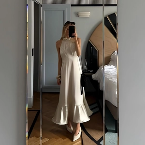 Robe licou élégante en satin blanc avec ourlet sirène à volants et détail dos nu
