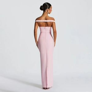 Vue arrière élégante de la robe longue moulante rose clair avec zip et fente latérale