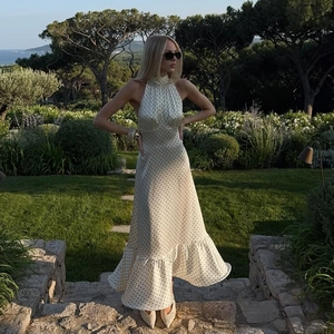 Robe longue élégante à pois dos nu avec col licou, ourlet à volants et lien à la taille d'été
