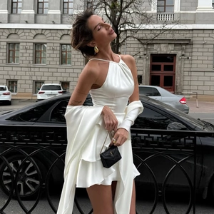 Détails de la robe dos nu en satin blanc avec volants et châle assorti élégant