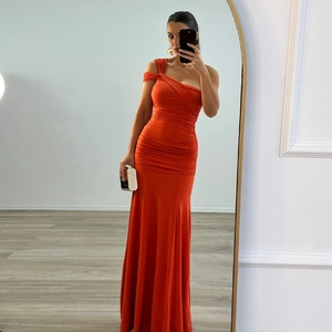Élégante robe longue orange à une épaule avec taille froncée et coupe sirène ajustée