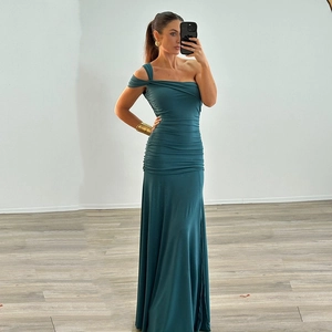 Robe longue élégante vert foncé à une épaule avec fronces pour événements d'été chic