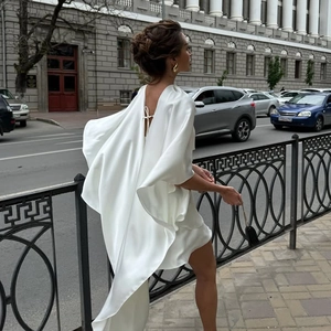 Détail de la robe en satin blanc dos nu élégante avec nœud et manches de cape