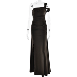 Robe longue asymétrique moulante marron foncé avec fente latérale et détails plissés