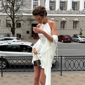 Vue détaillée d'une robe dos nu en satin blanc perle avec des volants en cascade