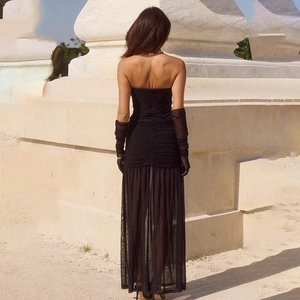 Vue de dos élégante d'une robe de soirée bustier noire avec jupe en tulle et gants longs