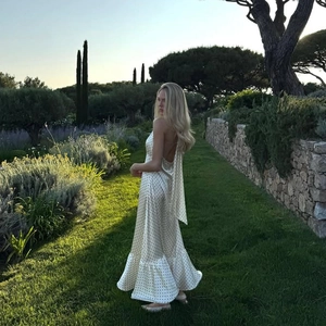 Détail d'une élégante robe dos nu à pois avec finition satinée et volants