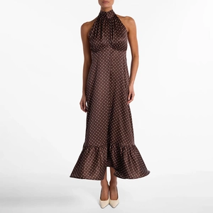 Robe longue élégante à pois marron avec licou en satin et ourlet à volants