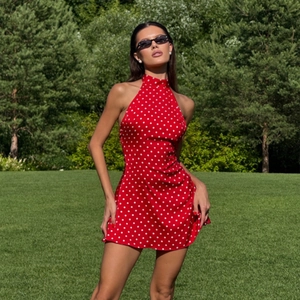 Robe courte dos nu à pois rouges de style français avec licou pour l'été
