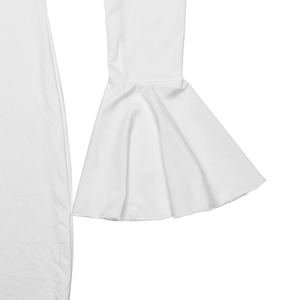 Vue détaillée des manches cloche blanches et des poignets volantés élégants de la robe