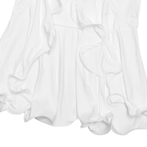 Détail de l'ourlet à volants multicouches sur une robe blanche élégante à manches évasées
