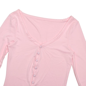 Détail du décolleté en V avec boutons recouverts sur cette robe rose à manches longues