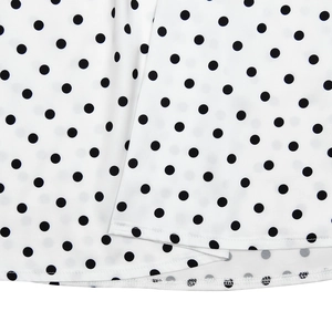 Détail du tissu en mousseline à pois blancs avec ourlet à double couture et finitions