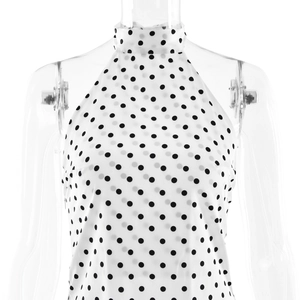 Détail d'un haut licou blanc à pois noirs présenté sur un mannequin de studio pro