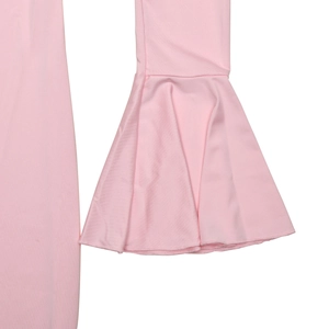 Vue détaillée des manches cloche roses avec plis élégants et texture en maille douce