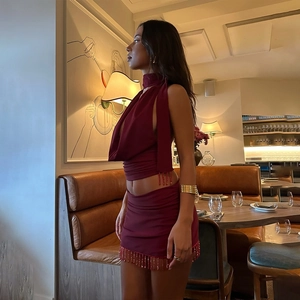 Ensemble sexy bordeaux deux pièces avec haut dos nu et mini-jupe à franges perlées