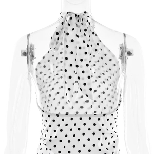 Détail du haut dos nu à pois blancs avec lien à nouer sur mannequin transparent