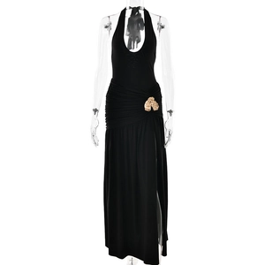 Schwarzes Neckholder-Maxikleid mit Taillenraffung, Seitenschlitz und Metallverzierung