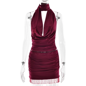 Ensemble chic bordeaux composé d'un haut dos nu et d'une jupe moulante avec des franges
