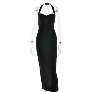 Robe longue noire ajustée à licou avec décolleté en cœur et fente latérale haute