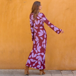 Détail d'une robe bordeaux à manches longues avec imprimé floral et manches évasées