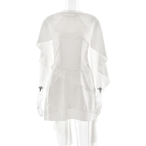 Détail d'une robe élégante en satin blanc avec volants superposés et design châle assorti