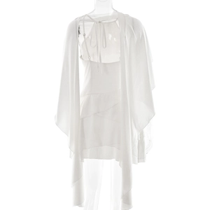 Détail de la robe sans manches en satin blanc à volants avec châle assorti