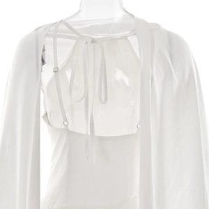 Détail du dos de la robe en satin blanc avec bretelles réglables et châle assorti