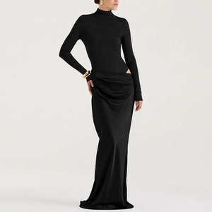 Élégant body noir à col montant et jupe longue drapée avec bijoux dorés chic
