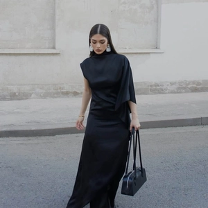 Robe midi élégante en satin noir à col montant sans manches et drapé asymétrique raffiné