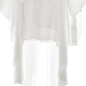 Détail d'une robe élégante en satin blanc avec ourlet à volants et tissu fluide léger