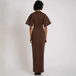 Vista dettagliata del retro di un abito lungo marrone scuro slim-fit con zip e maniche corte