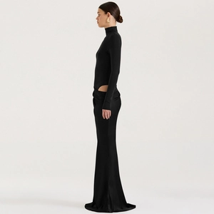 Détails de la robe noire élégante à col roulé avec découpe à la taille et coupe sirène